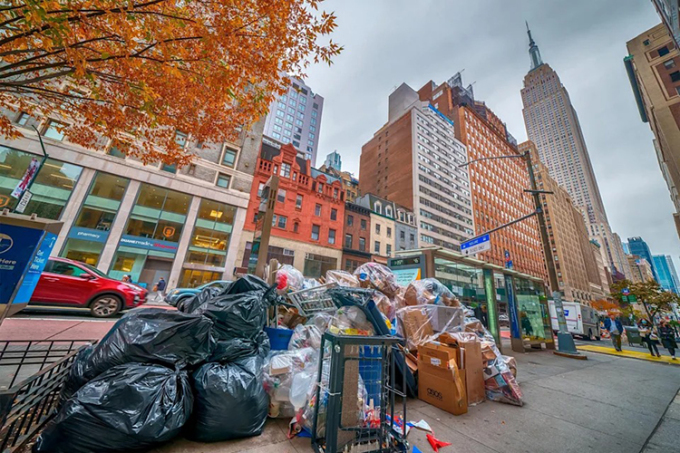 Rác thải chất đống trên một con phố ở New York, Mỹ. Ảnh: Yahoo! News