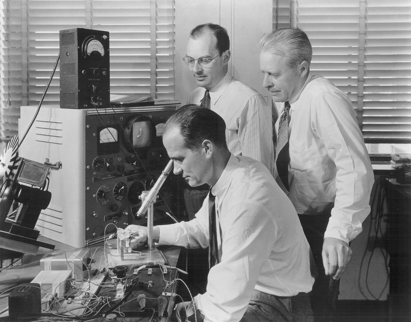 Transistor - phát minh có ảnh hưởng lớn nhất tới cuộc cách mạng tin học